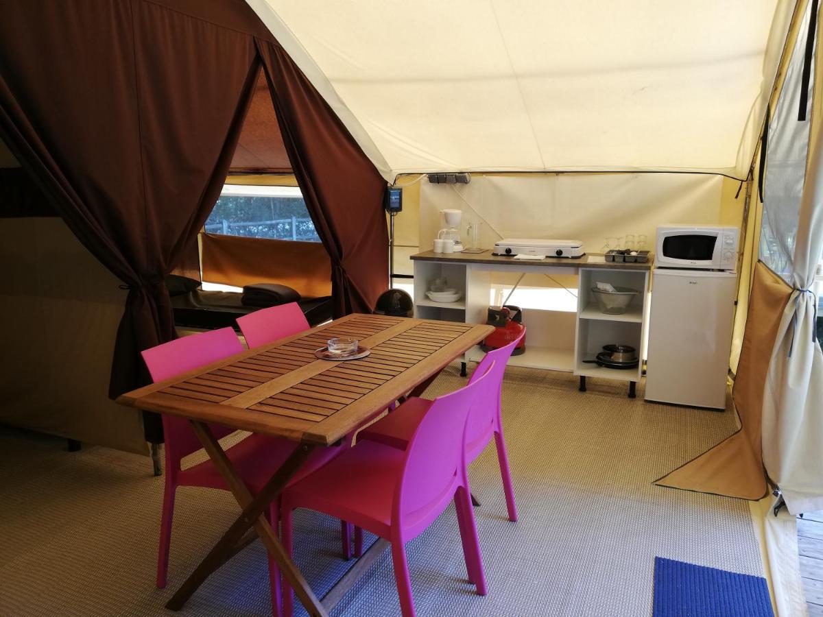 Camping La Fritillaire Hotel Savigny-en-véron Esterno foto